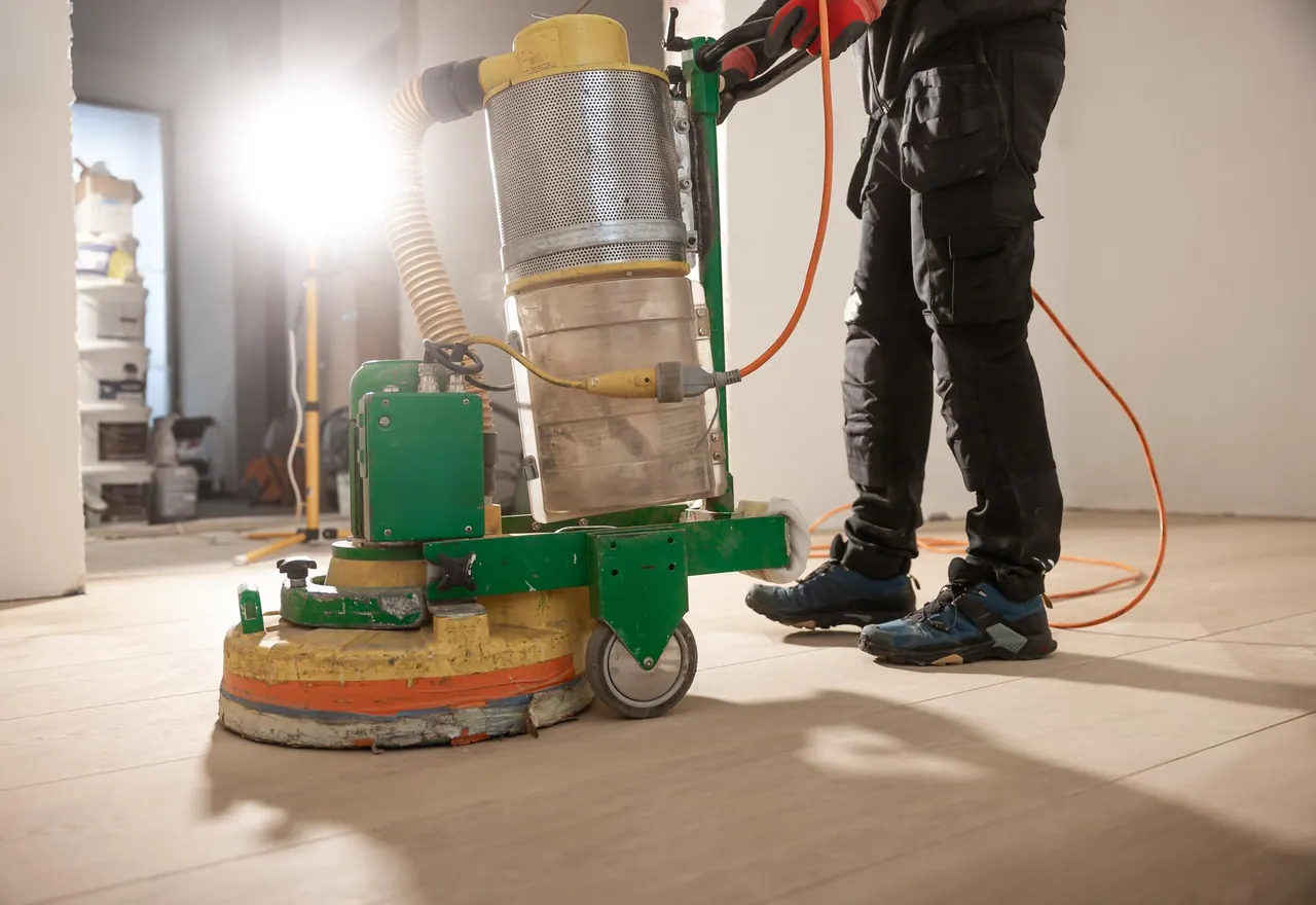 Grundreinigung Pforzheim – Reinigungskraft führt eine intensive Bodenreinigung mit Maschine durch